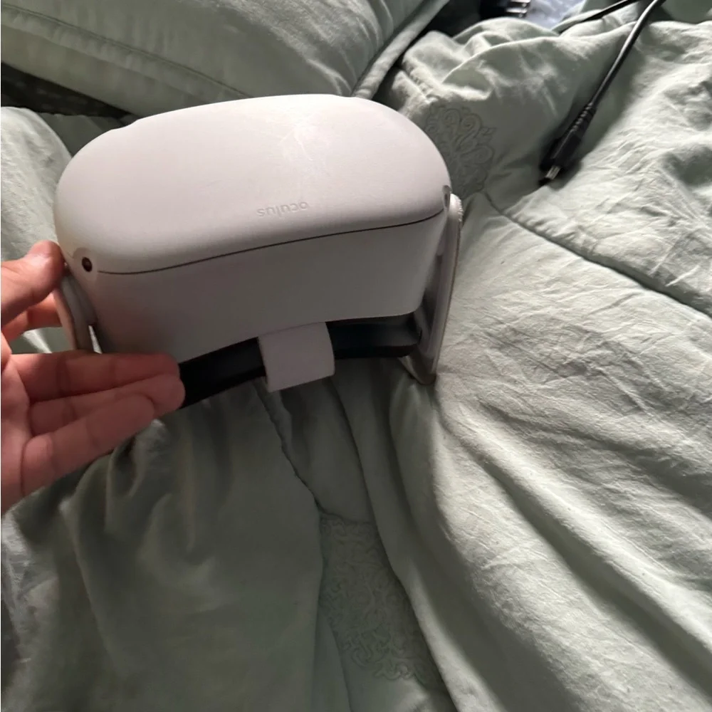 It’s a oculus meta quest 2 bearly used on great condition